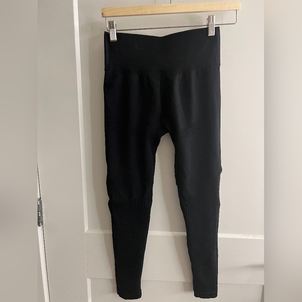 Seamless black leggings